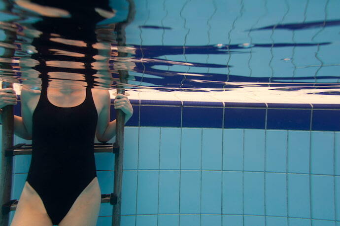 Nadadora na piscina usando maiô