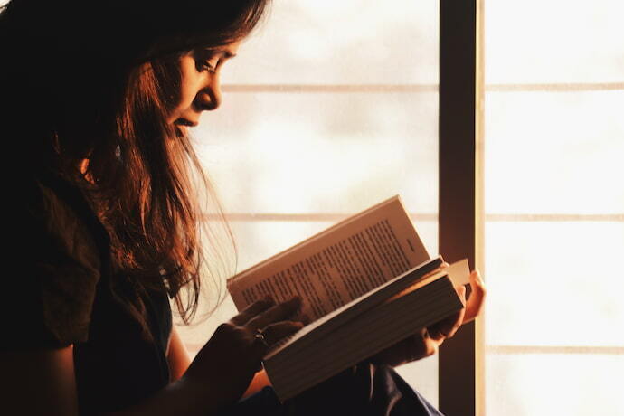 Mulher lendo livro