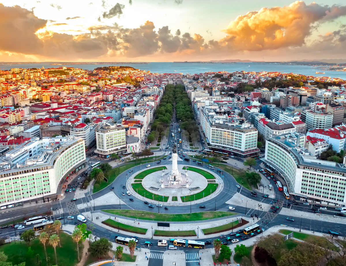 Como é morar em Portugal: vista a aérea de Lisboa, ruas simétricas ao redor da Praça Marquês de Pombal