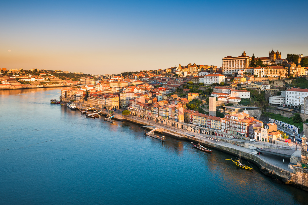 Construções antigas à beira do Rio Douro, Porto, Portugal