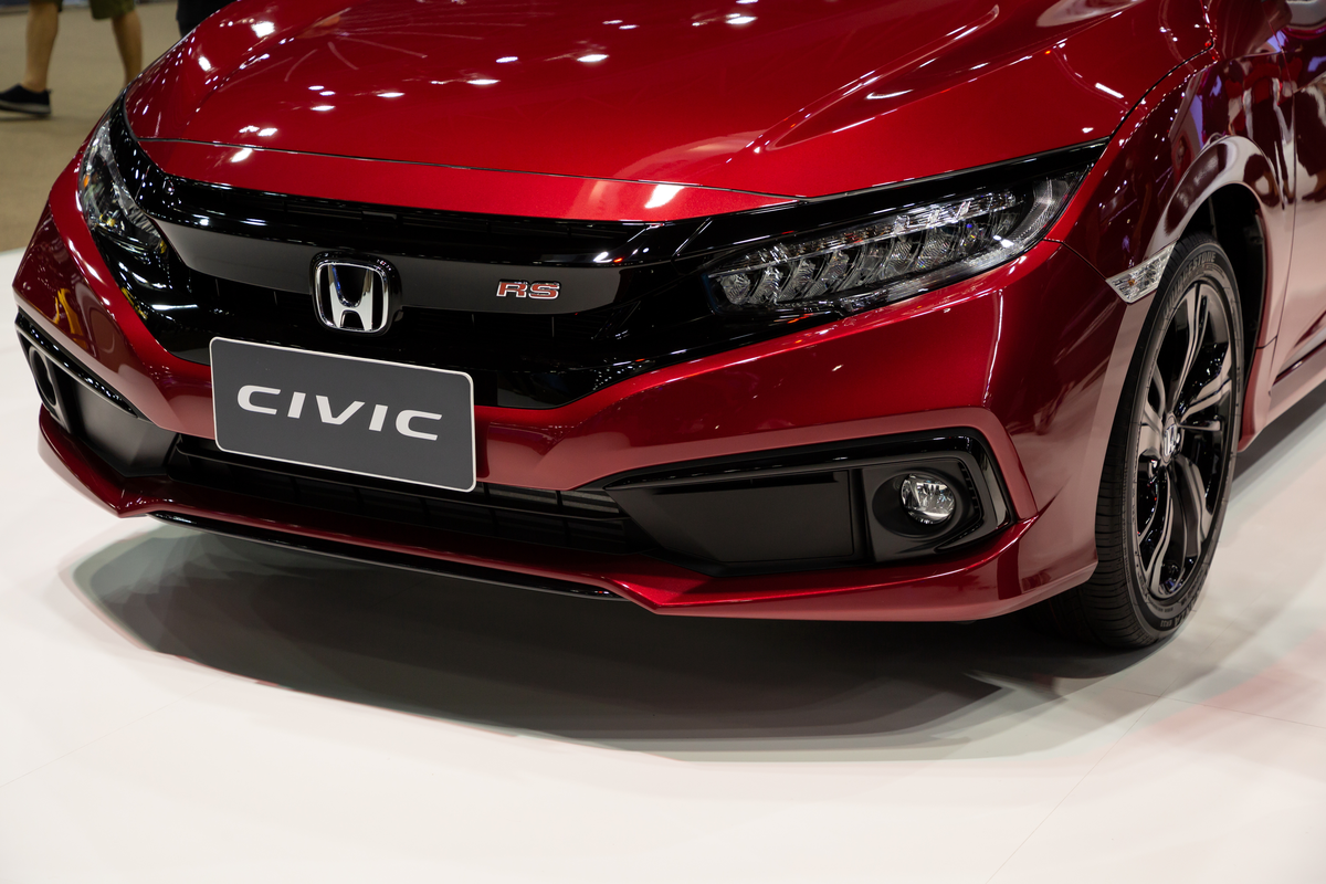 Parte frontal do carro do modelo Honda Civic Hatchback, de cor vermelho.