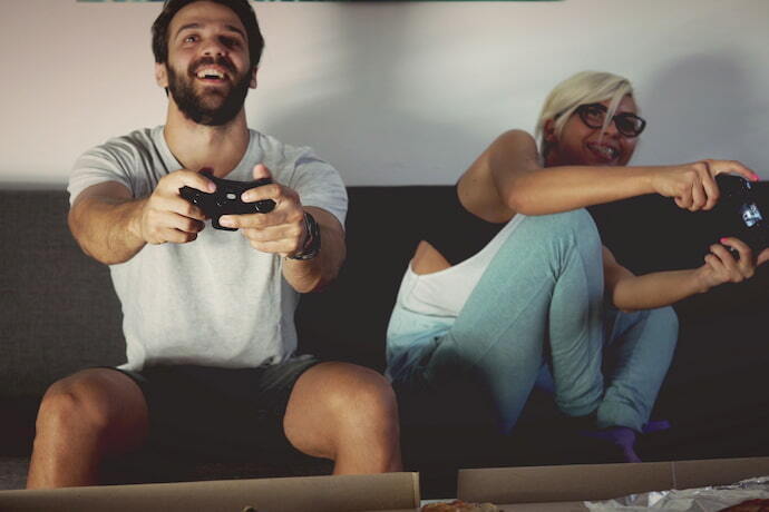 Casal jogando jogo de zumbi em PS4.
