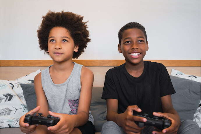 Irmãos jogando jogo de zumbi em PS4.