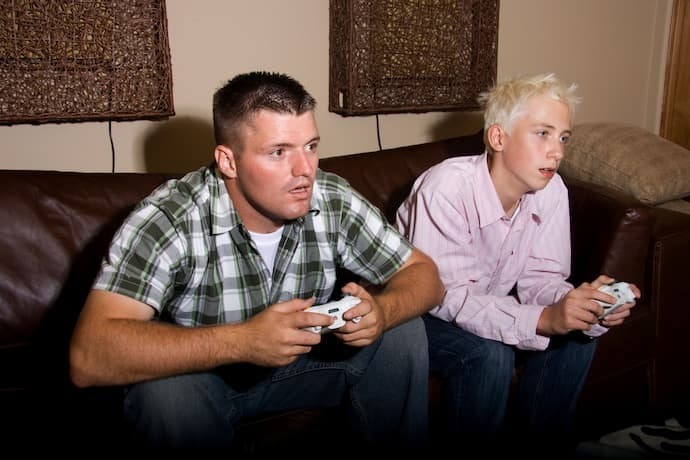 Dois amigos jogando jogo de zum em PS4.