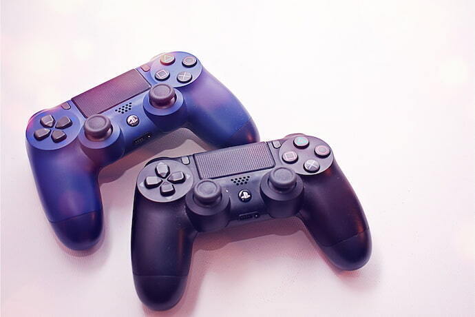Dois controles de PS4.