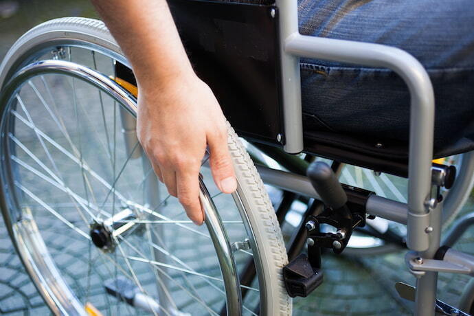 Pessoa utilizando cadeira de rodas