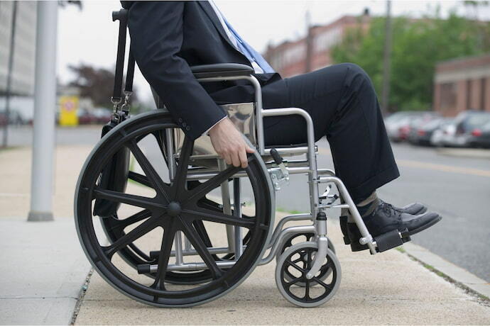 Pessoa utilizando cadeira de rodas