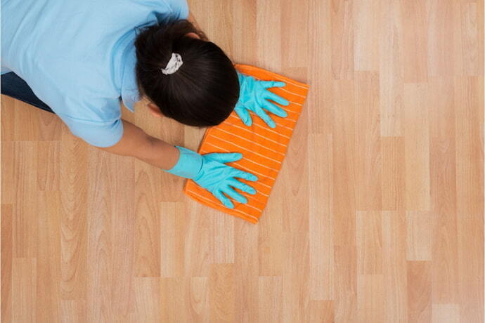Mulher limpando o chão com um pano