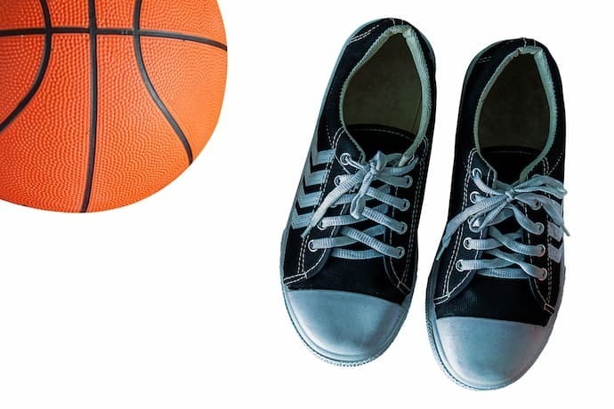Tênis de basquete e bola de basquete.