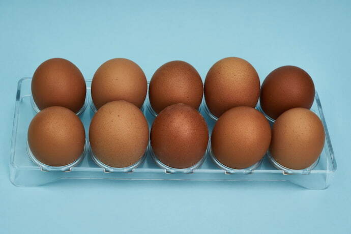 Porto ovos transparente em fundo azul.