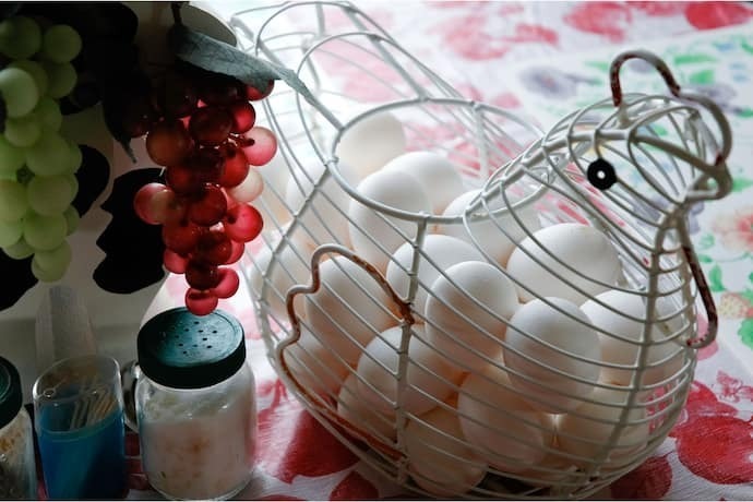 Porta ovos de arame em formato de galinha.