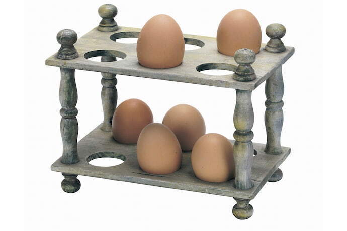 Porta ovos em formato de estante de madeira.
