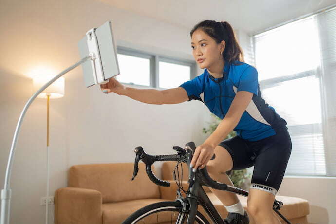 Ciclista treinando em bike em casa.