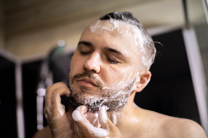 Homem lavando a barba