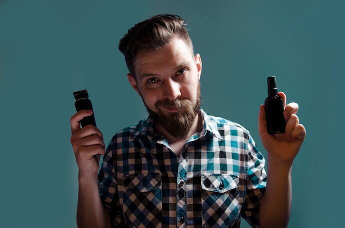 Homem segurando shampoo para barba