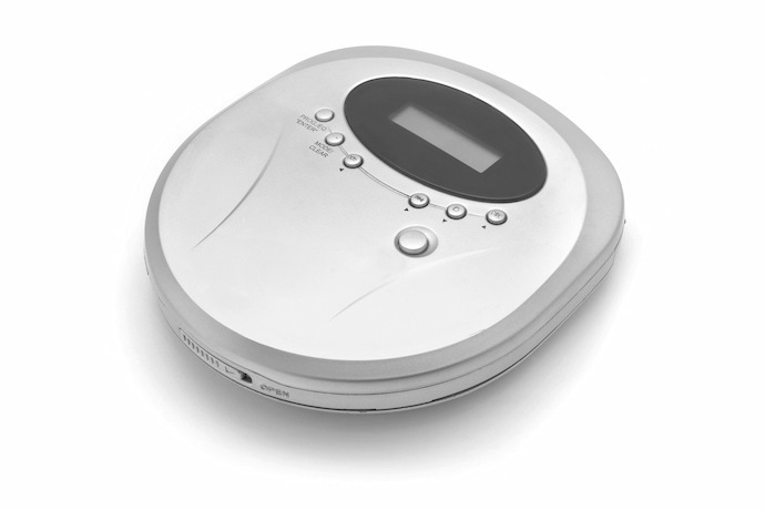 CD player portátil em fundo branco