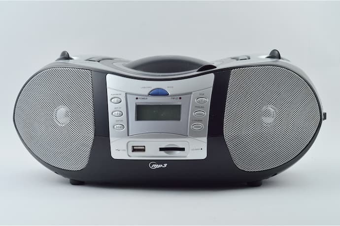 CD player portátil grande em fundo claro