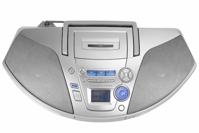 CD player portátil grande em fundo branco