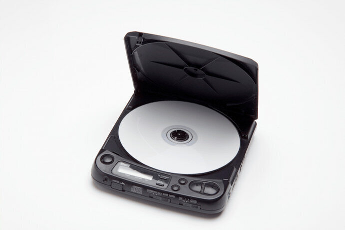 CD player portátil em fundo branco
