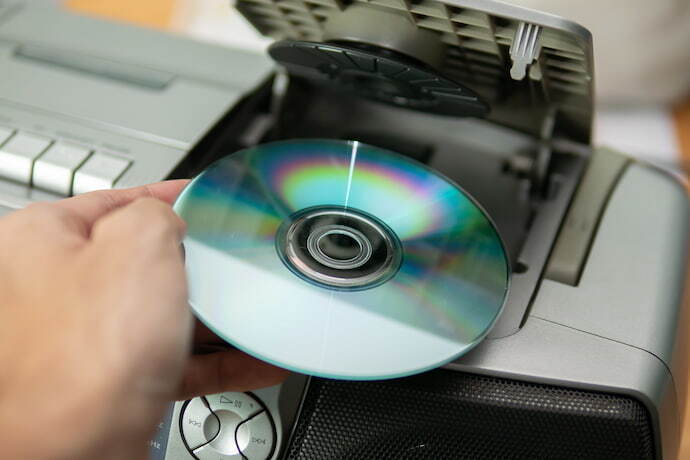 CD sendo inserido em um CD player portátil grande