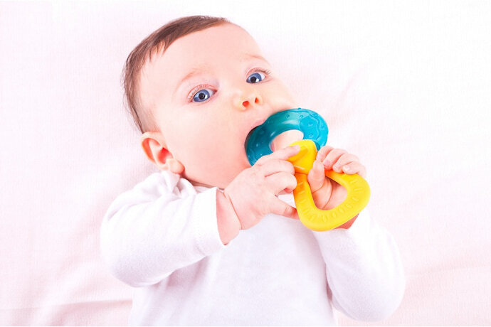 Bebe com mordedor para bebê na boca