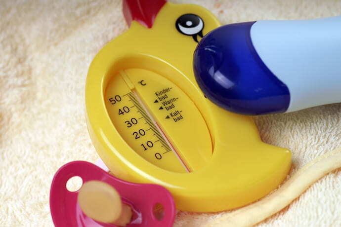 Termômetro de banheira com formato de pato amarelo.
