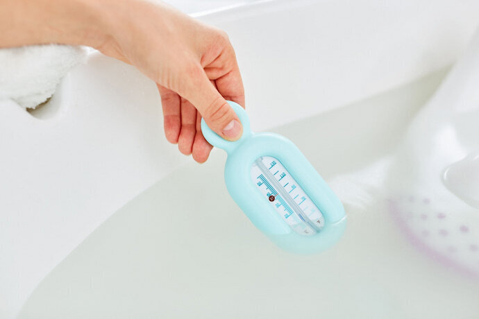 Termômetro de banheira azul.
