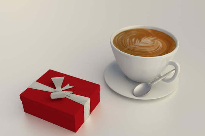 Xícara de café e embalagem de presente