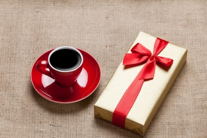 Xícara de café e embalagem de presente