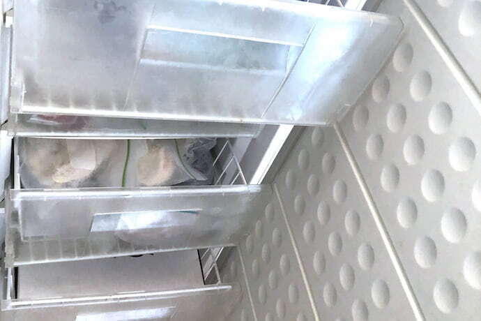 freezer vertical com várias gavetas