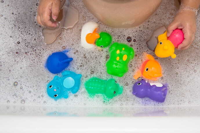 Criança brincado com Brinquedo de banho