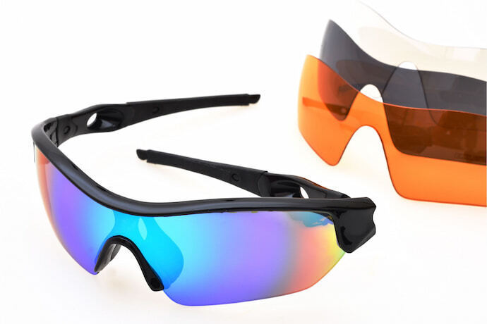 Óculos de sol masculino esportivo colorido.