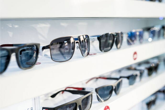 Vários óculos de sol masculino em loja. 