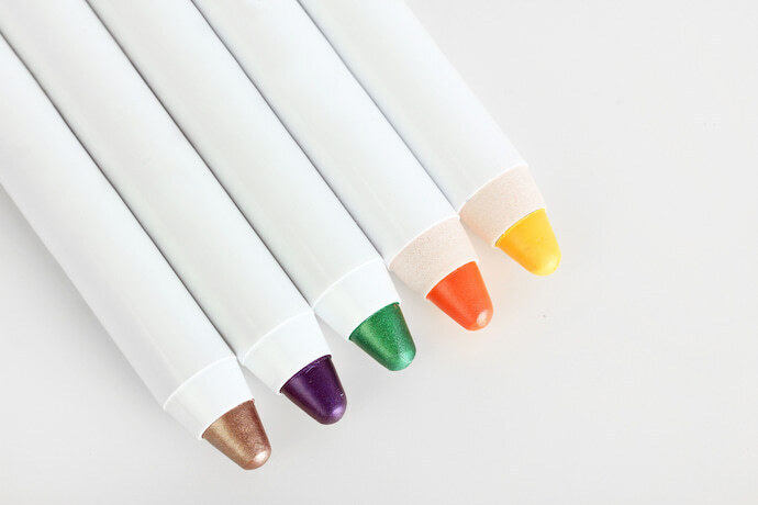 Delineadores coloridos em lápis