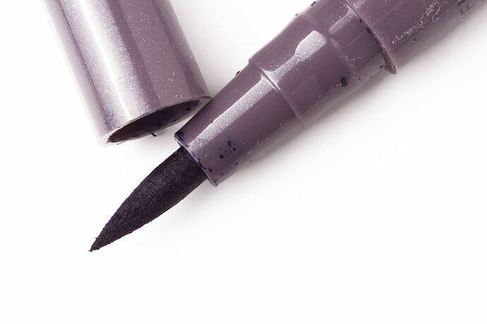 Close-up em delineador de caneta preto