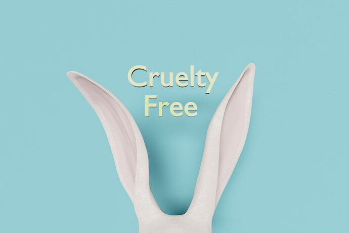 Orelhas de coelho e letreiro escrito cruelty free
