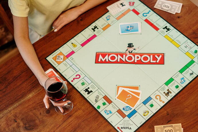 Pessoa jogando Monopoly