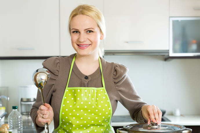 Mulher com avental de cozinha de pvc.