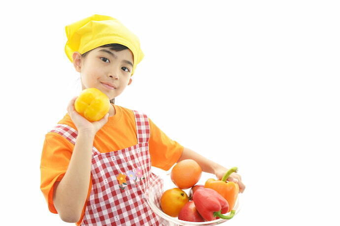 Criança usando avental de cozinha.