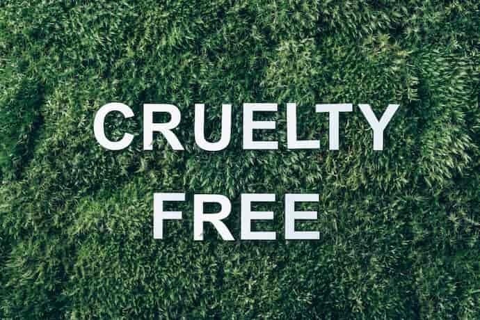 Fundo de grama e escrito cruelty-free