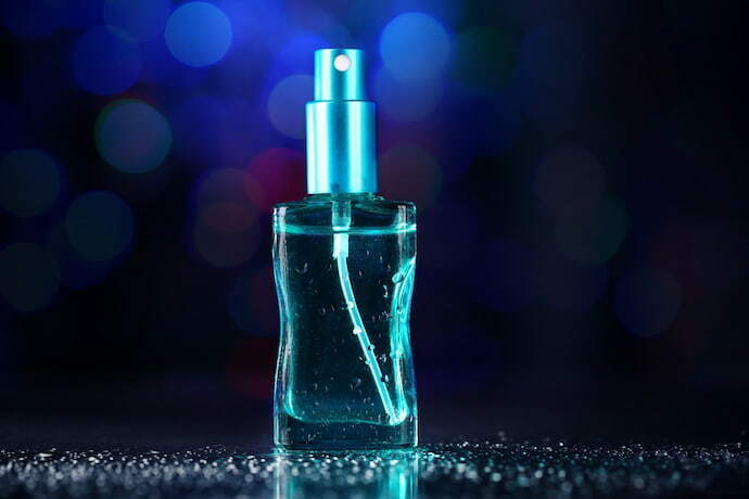 Perfume em frasco azul