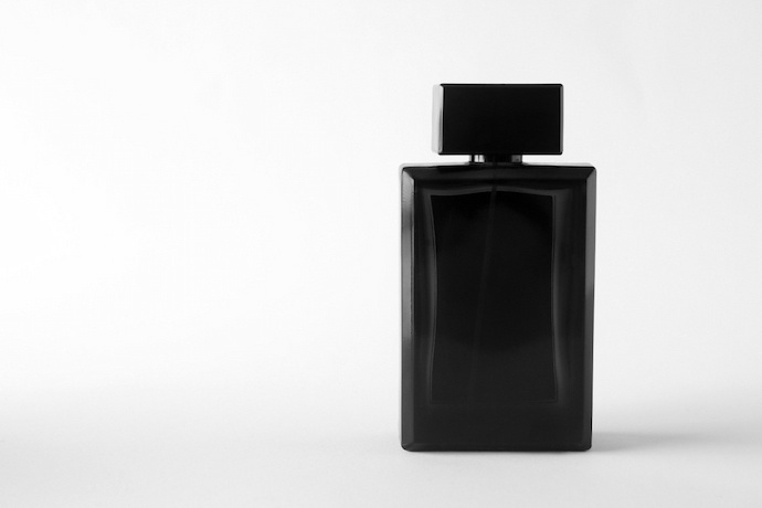 Perfume em frasco preto
