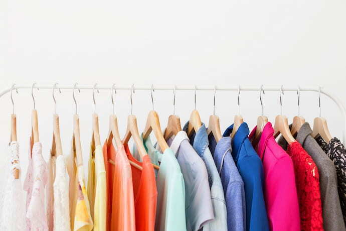 Arara de roupas com roupas coloridas.