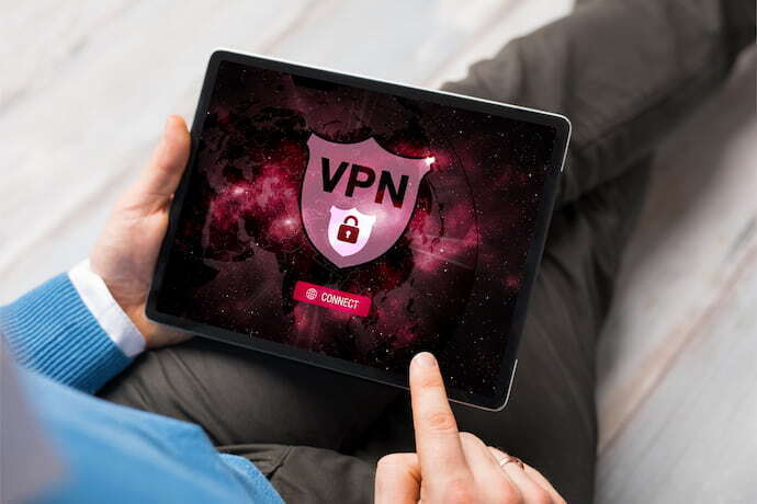 Homem usando tablet com VPN