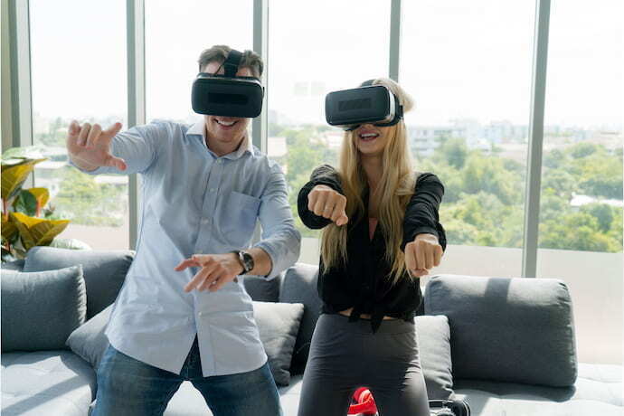 Casal jogando jogo de terror com VR.