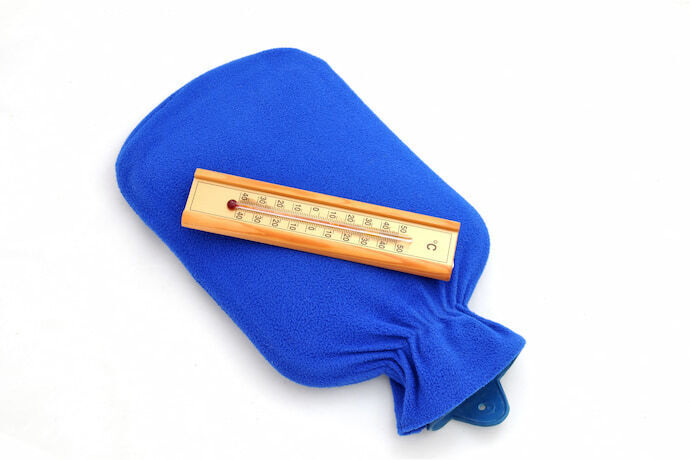 Bolsa térmica azul com termômetro em cima