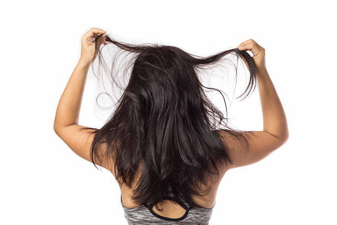 Mulher de costas bagunçando o cabelo