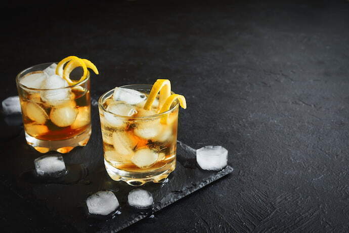 Copos de rum com gelo