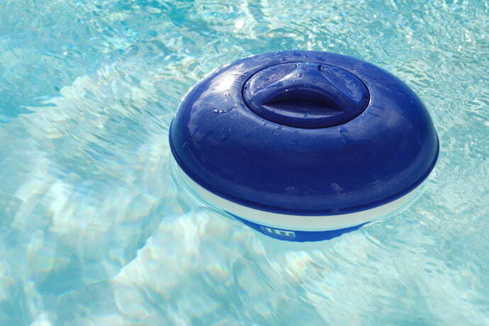 flutuador para piscina na água