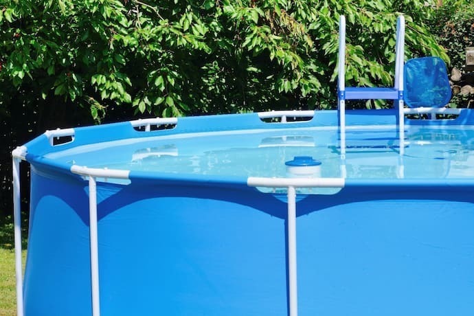 flutuador para piscina em uma piscina redonda